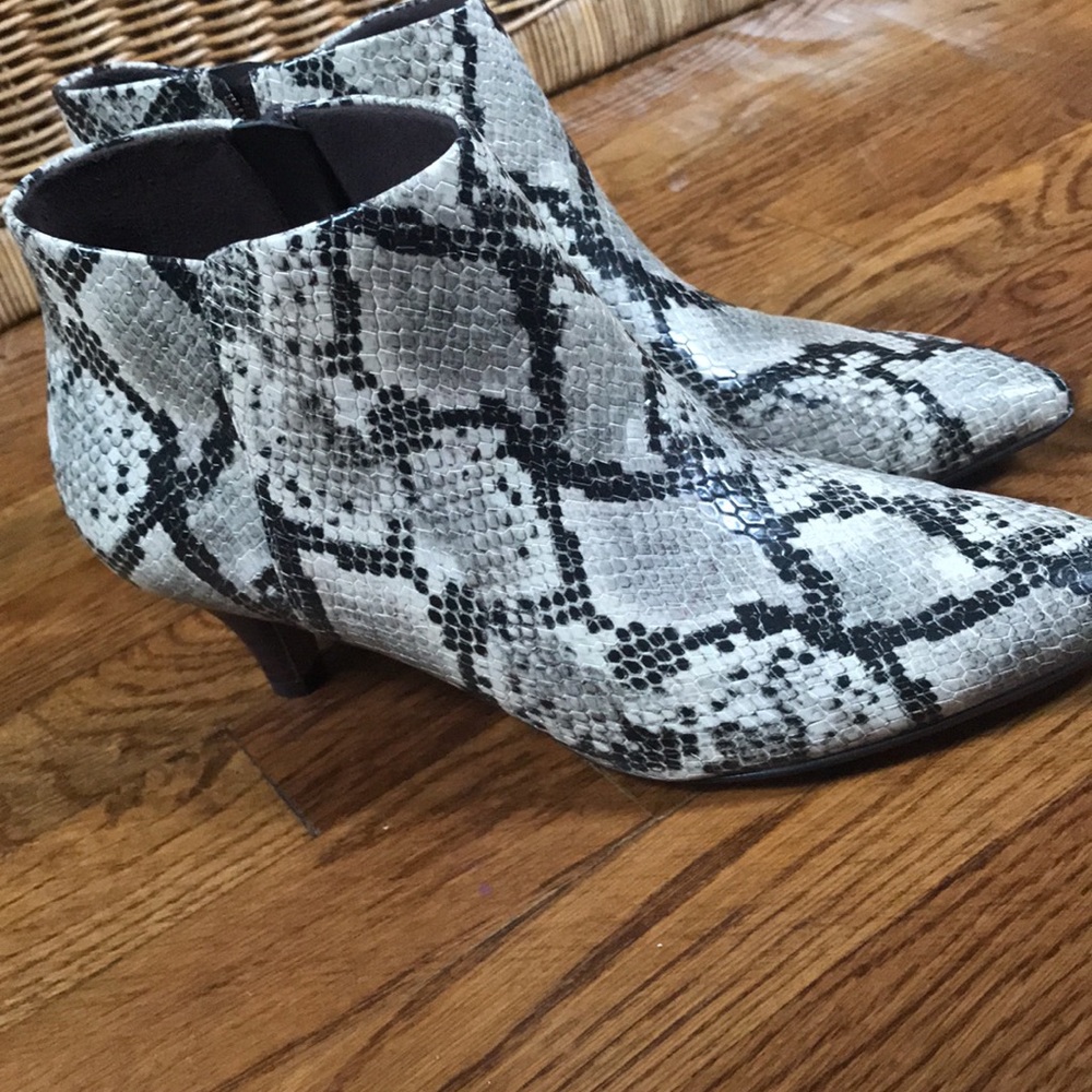 So cute Snakeprint booties